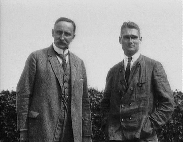 Rudolf Hess: O povo britânico “cuidou muito bem de mim. Eles... colocaram uma cadeira de balanço perto da lareira e me ofereceram chá ”