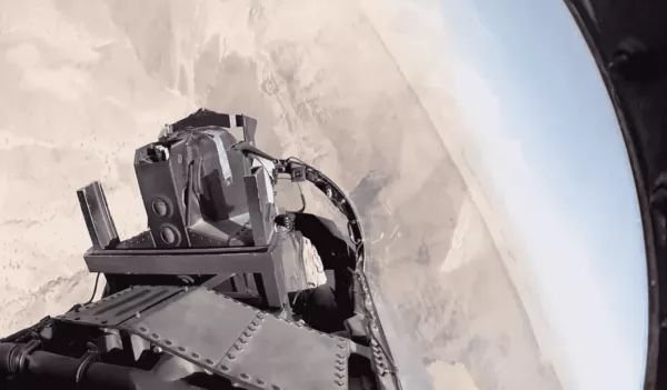 Assista: Visão do cockpit de um F-15 Strike Eagle manobrando através de cânions