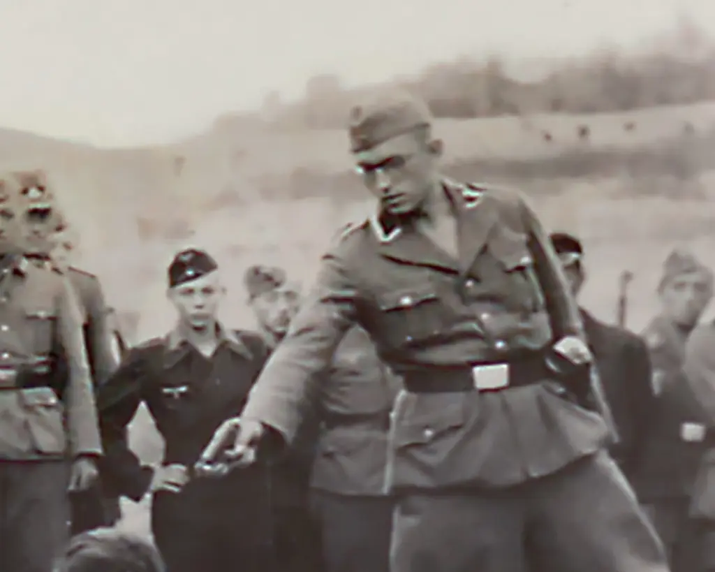 Nome do executor nazista em foto horrível da Segunda Guerra Mundial é revelado com uso de IA após 80 anos de buscas