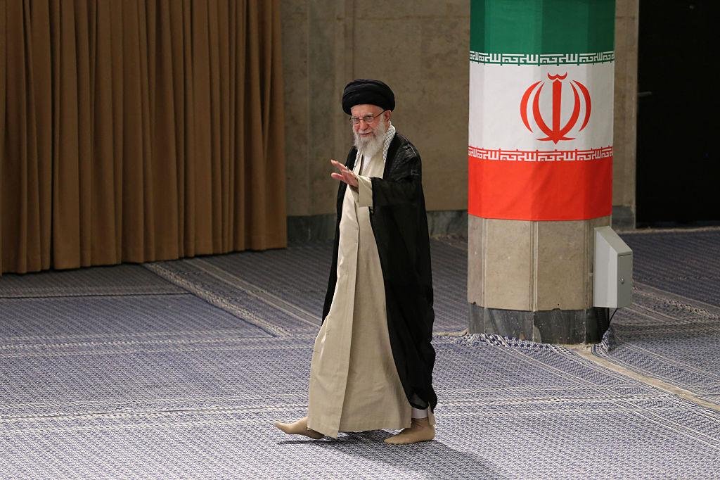 Ali Khamenei durante evento oficial em Teerã antes do ataque
