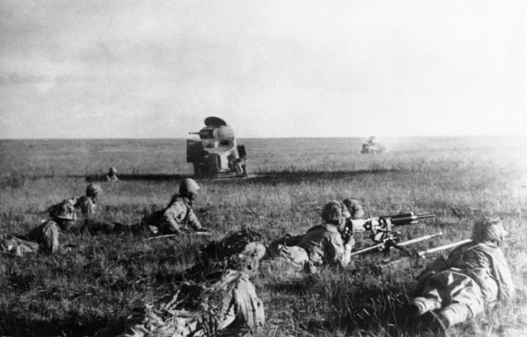 Soldados japoneses diante de tanques soviéticos destruídos