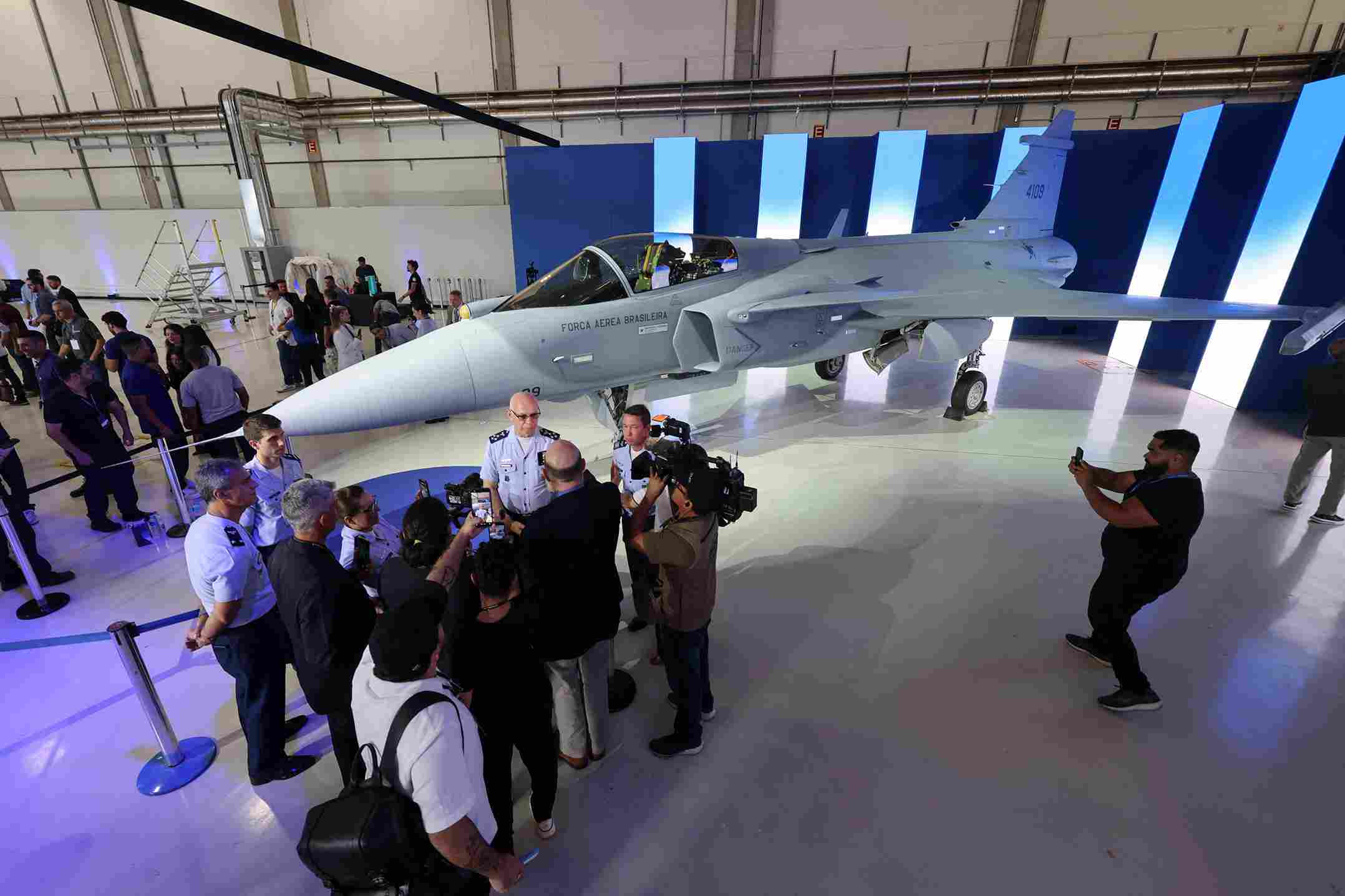 Gripen brasileiro vira vitrine para novos compradores