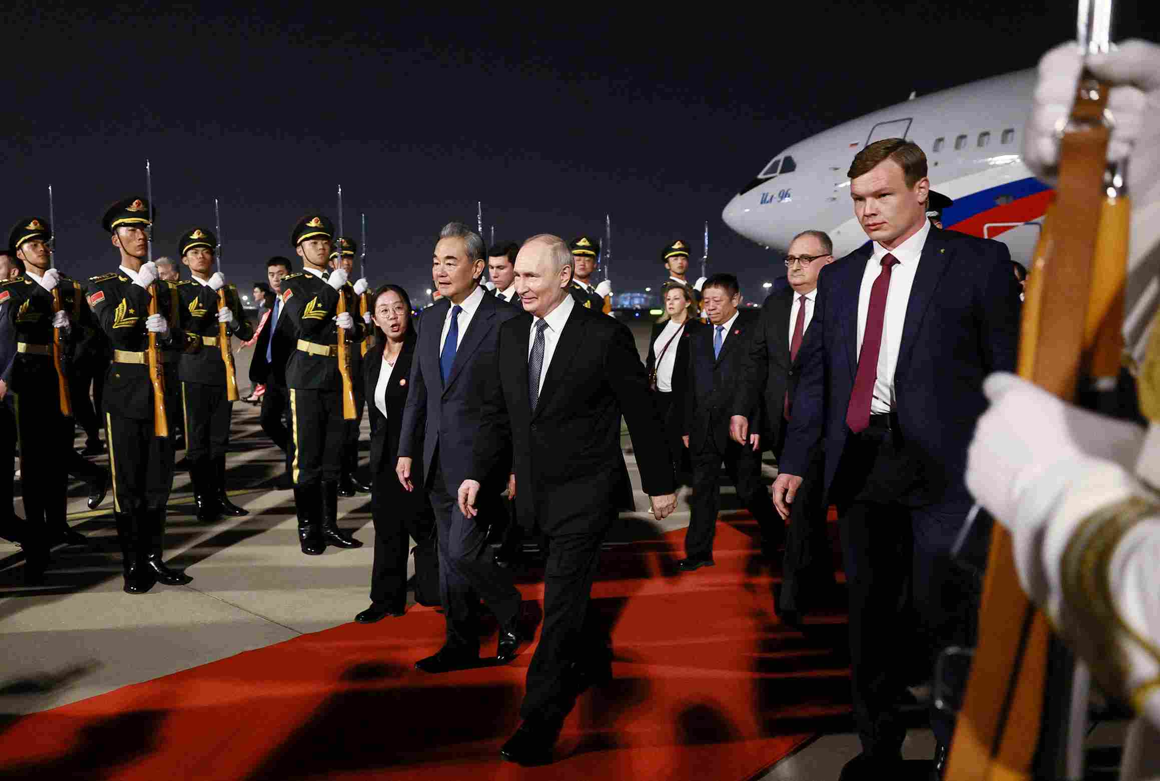 Putin chega à China após visita de Trump