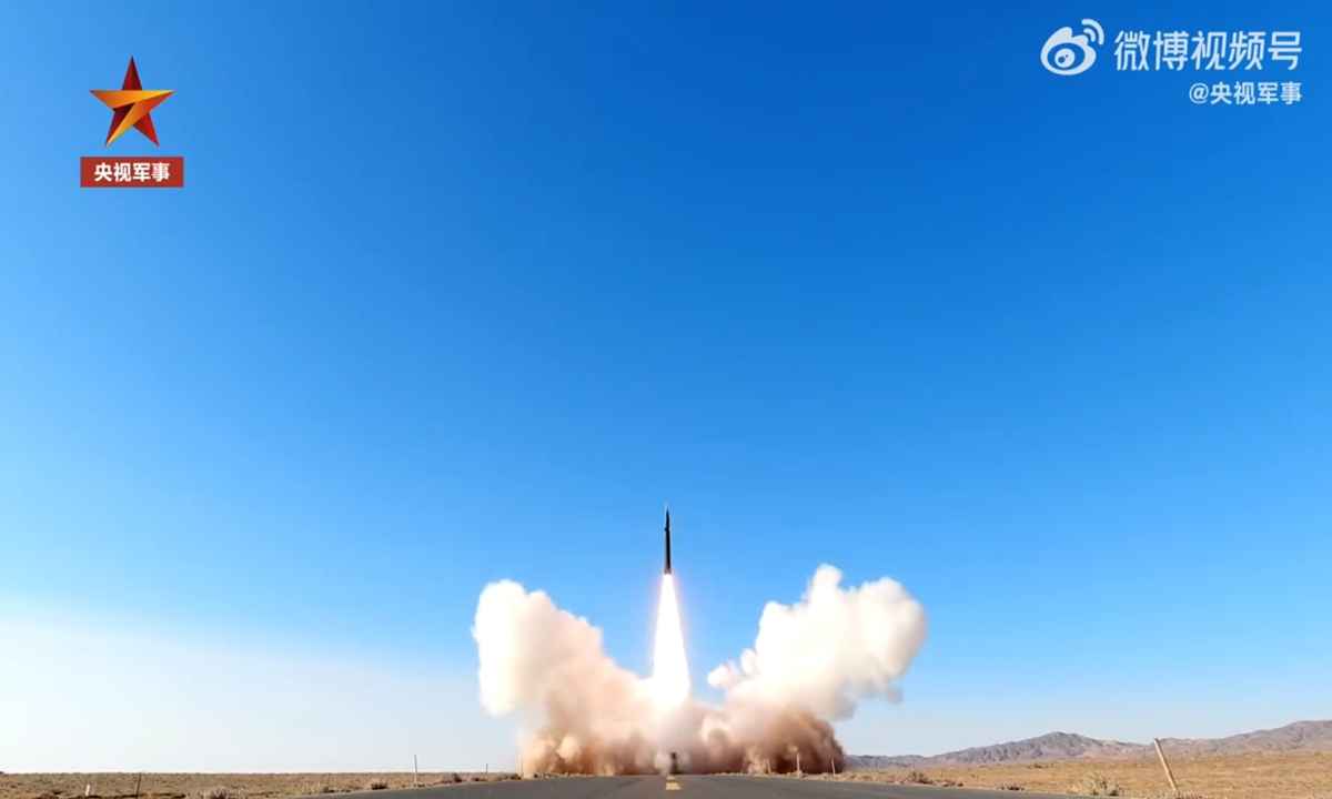 China exibe DF-17 e pressiona porta-aviões dos EUA