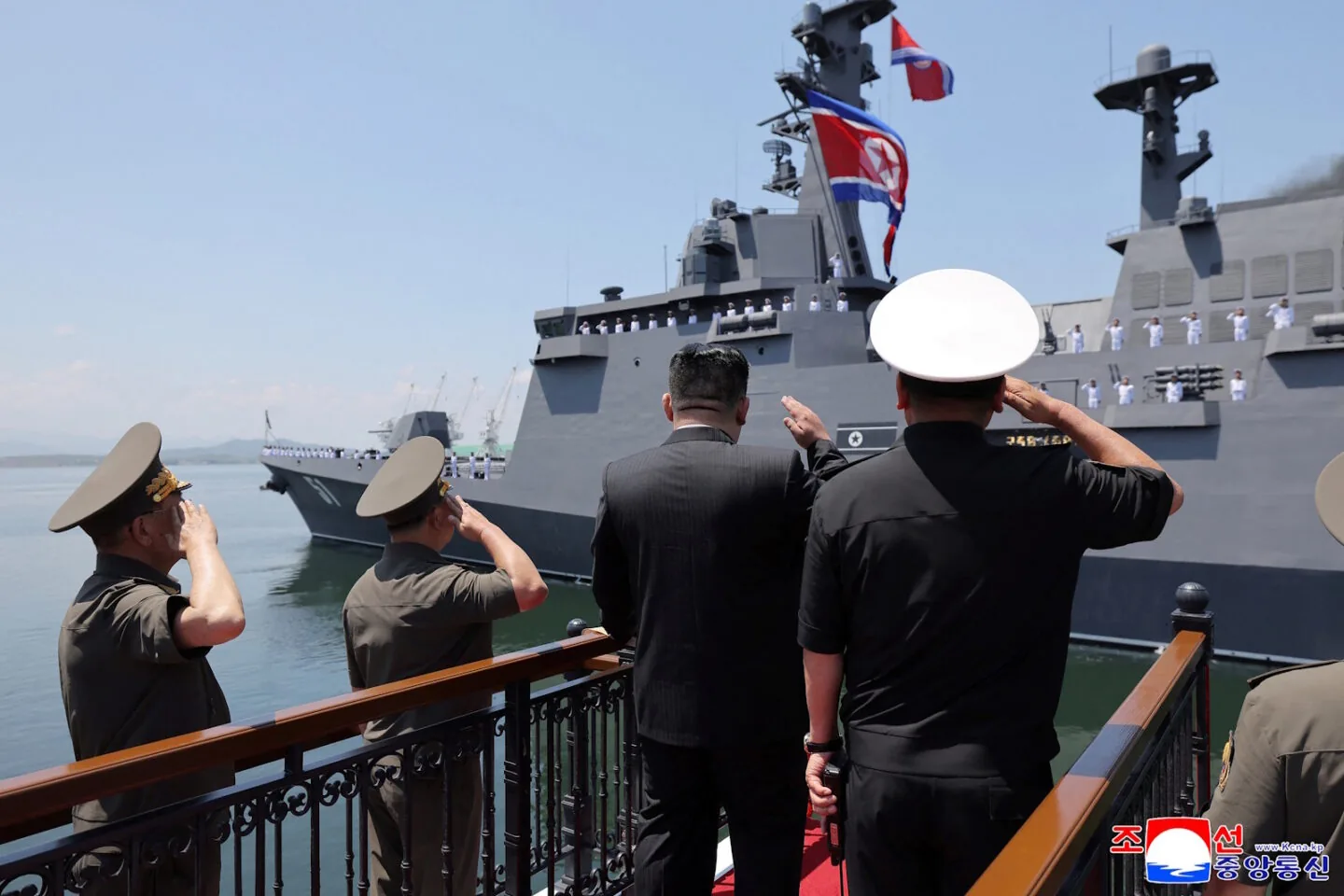 Kim Jong Un exibe contratorpedeiro e manda recado: “Estamos equipando a Marinha com armas nucleares”