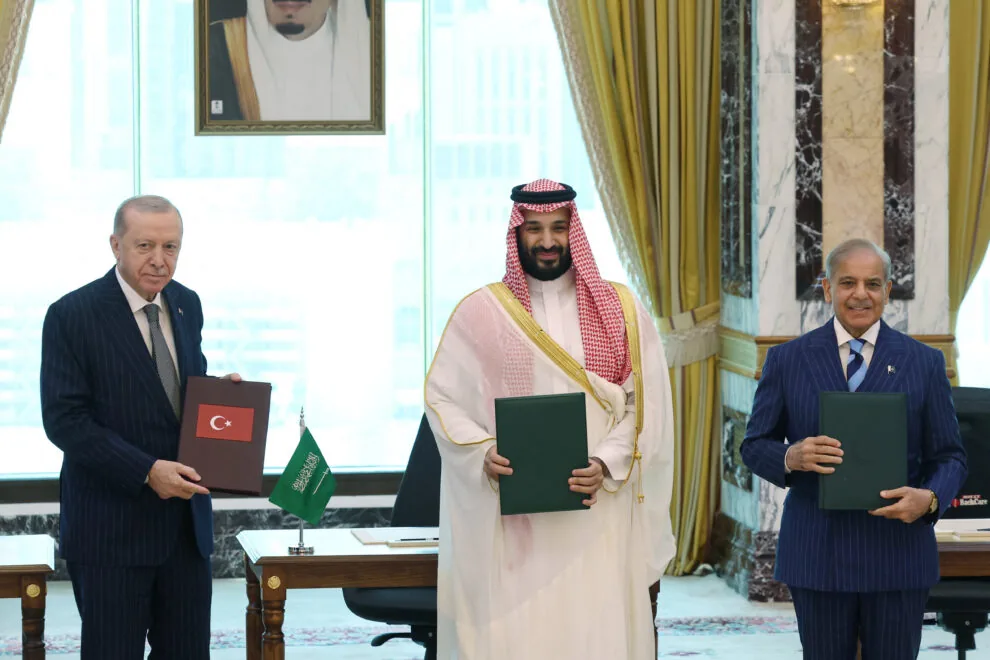 Turquia, Arábia Saudita e Paquistão selam pacto de defesa em Meca