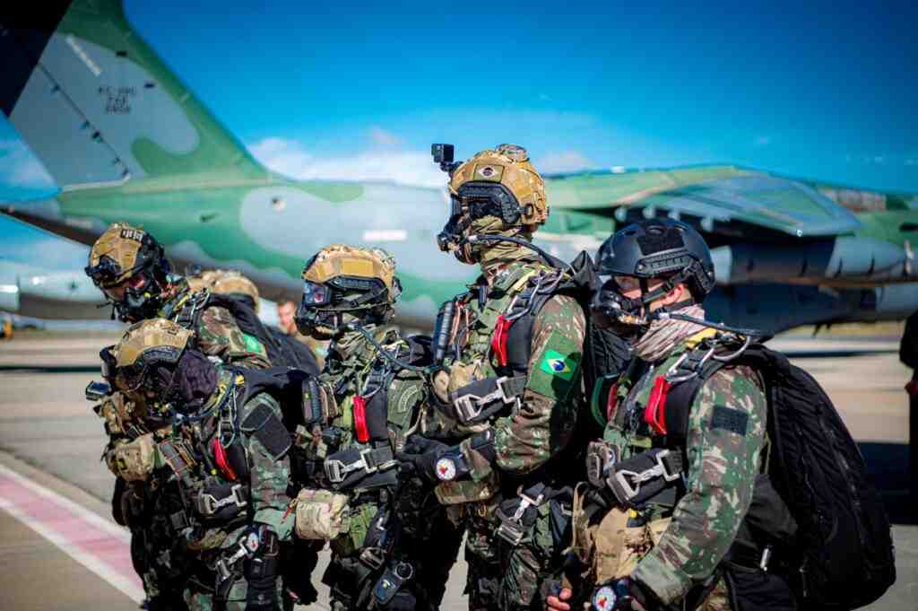 Exército testa defesa antiaérea e salto paraquedista em exercício