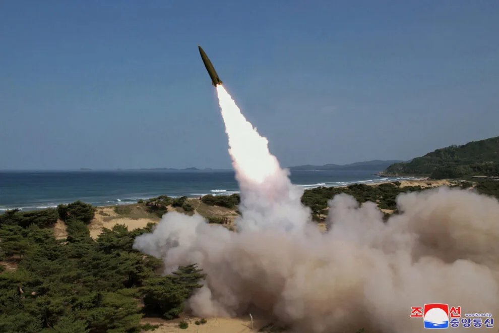 Coreia do Norte lança míssil e chama Japão de "estado belicoso"