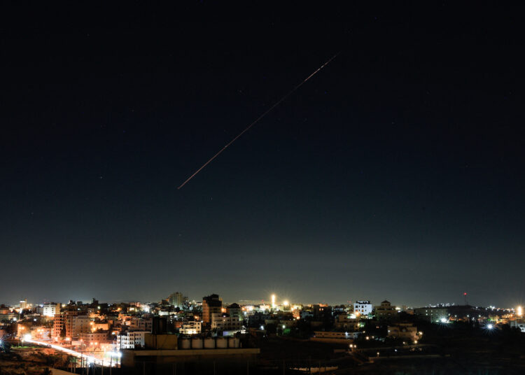 Irã ataca Israel e promete “semana de ataques” após bombardeio em Beirute