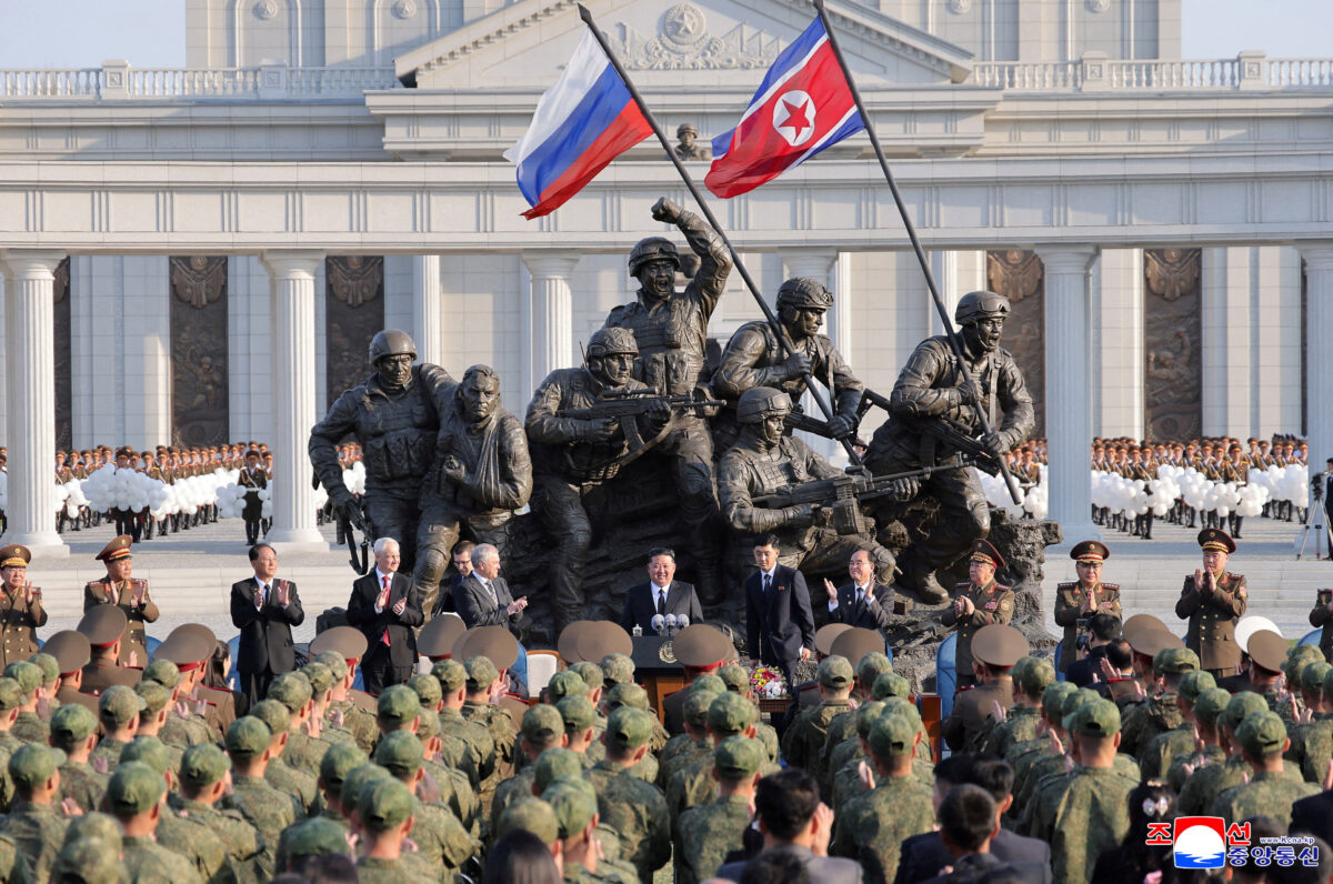 Kim Jong Un e autoridades russas em cerimônia militar