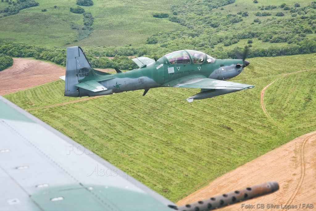 FAB intercepta avião vindo da Venezuela e encontra droga