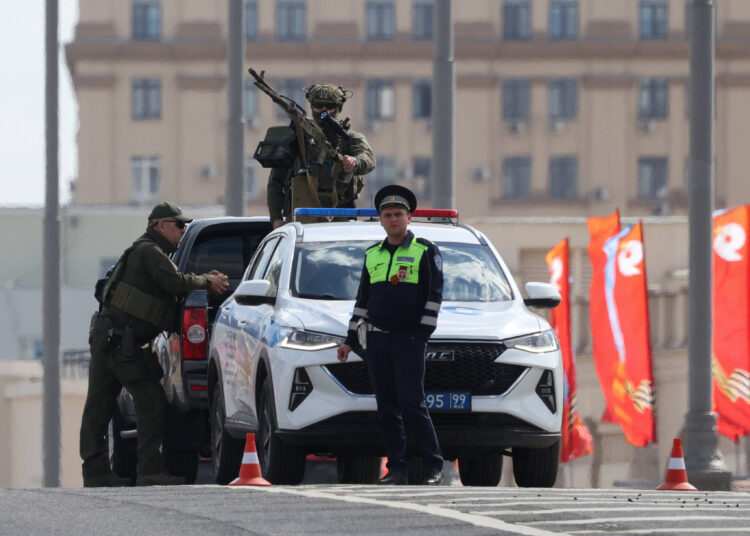 Rússia anuncia trégua no Dia da Vitória e ameaça atacar Kiev se desfile for atingido