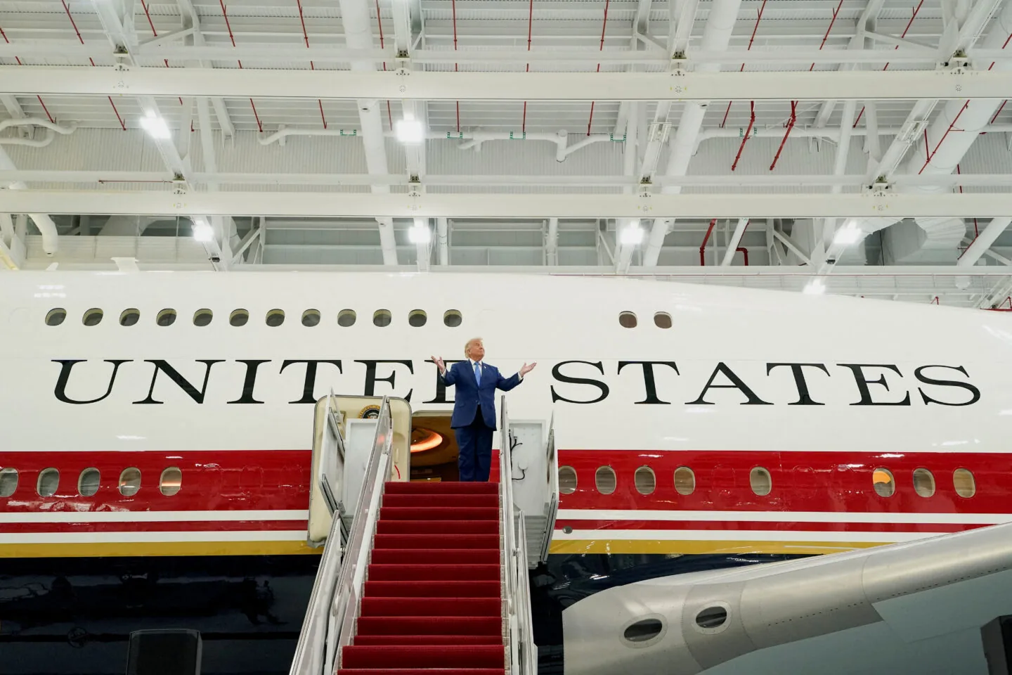 EUA apresentam novo Air Force One doado pelo Catar durante governo Trump