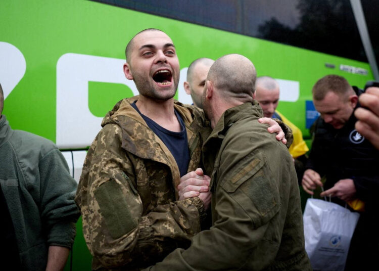 Rússia e Ucrânia trocam 410 prisioneiros de guerra