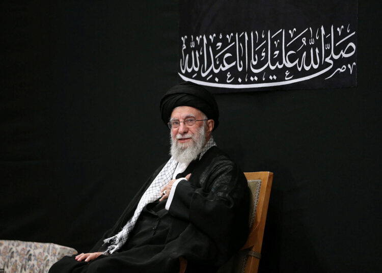 Funeral de Khamenei vira teste para novo Irã