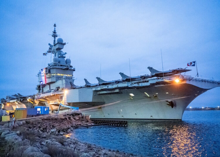 França envia Porta-aviões da Charles de Gaulle ao Mar Vermelho
