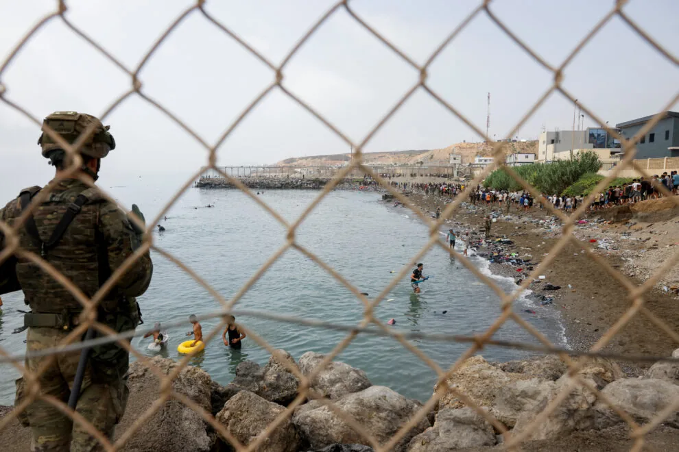 Sob caos migratório, Espanha militariza a fronteira com Marrocos