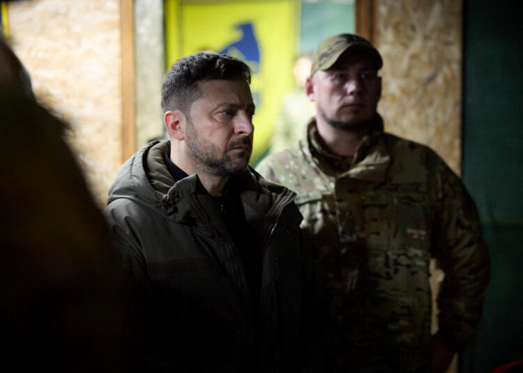 Zelensky aumenta salários militares e busca mais voluntários estrangeiros