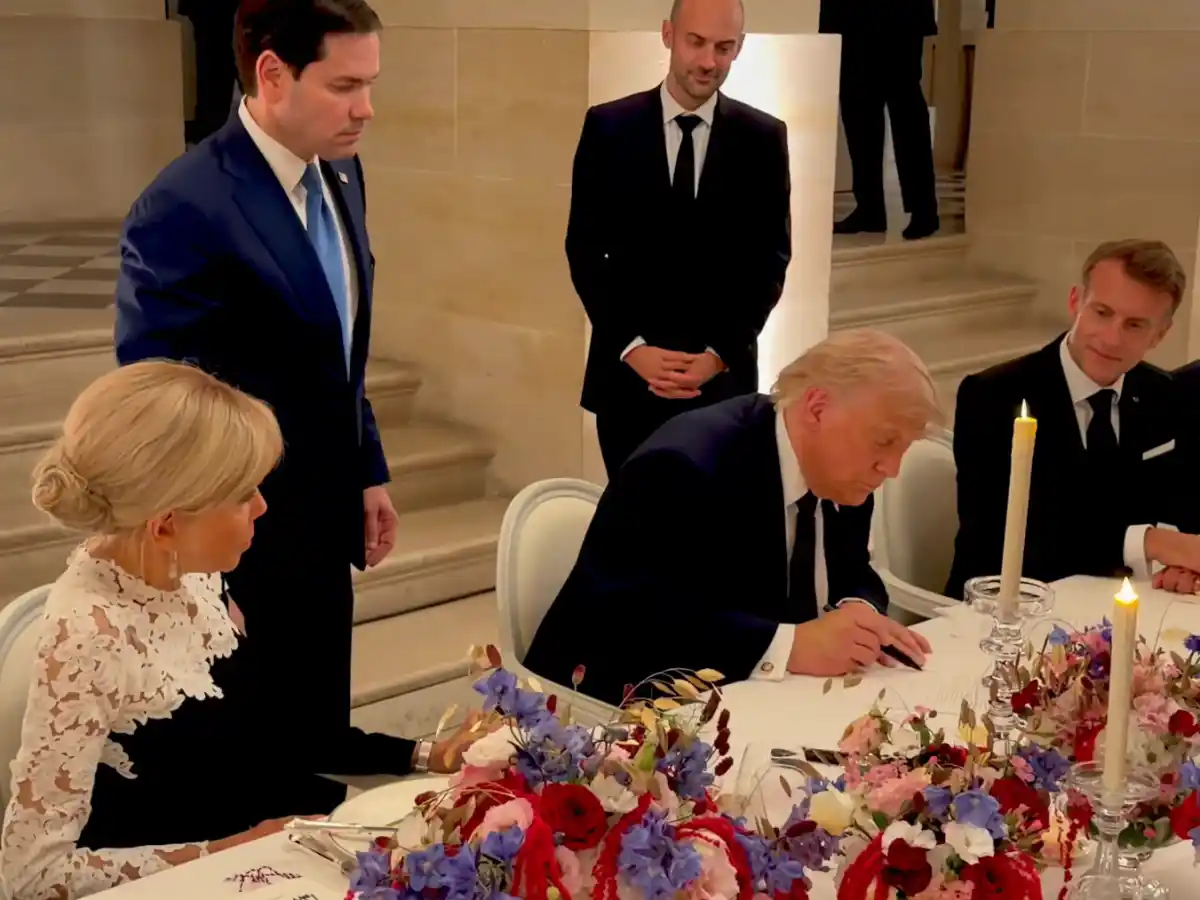Vídeo: Trump e Pezeshkian assinam memorando para reabrir Ormuz