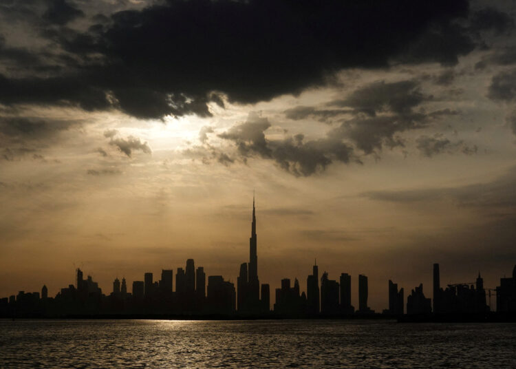 Emirados Árabes Unidos interceptam mísseis e drones vindos do Irã