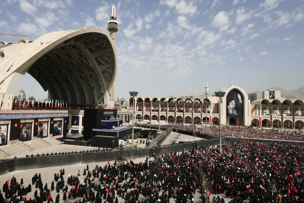 Ausência de Mojtaba pesa no funeral de Khamenei