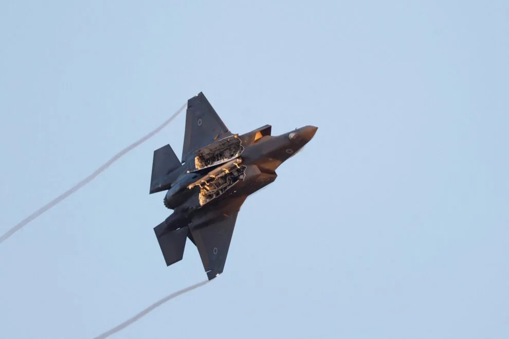 Israel ataca base na Síria e ameaça a Turquia de Erdogan